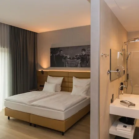 Mk Tirana Отель