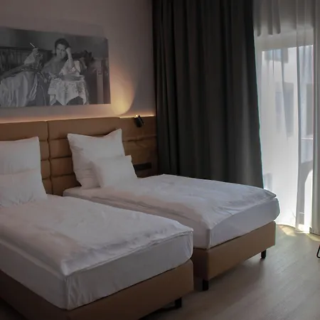 Mk Tirana Hotell